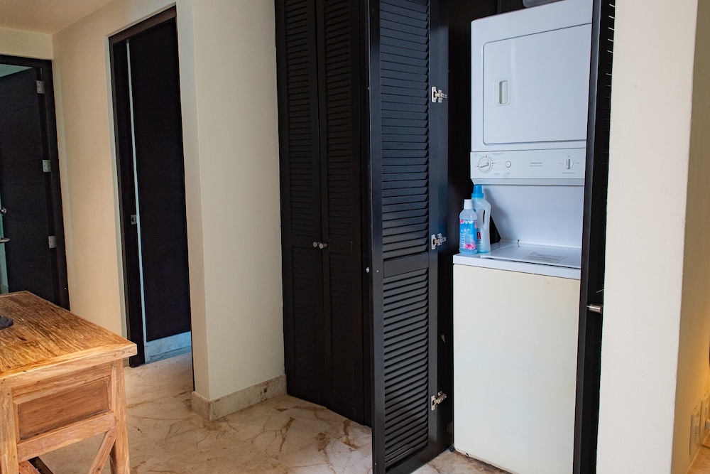 Deluxe Condo, 2 Bedrooms, Kitchen - Photo 15
