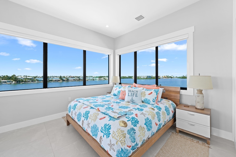 Luxury Seaside Escape ~ Heated Pool w Jacuzzi ~ Elevator ~ Dock ~ Scenic Views, Billede 44