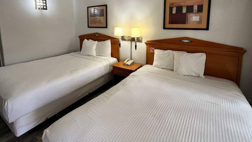 Standard Room, 2 Queen Beds, Non Smoking - Photo 2