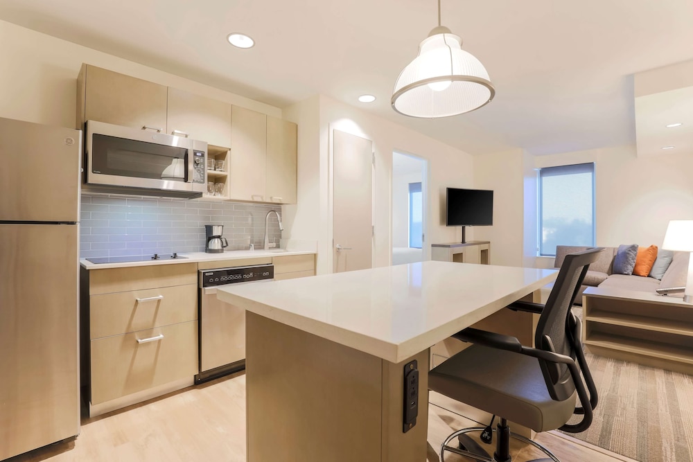 Suite, 1 Bedroom, Kitchen (2 Queen Beds) - Photo 2