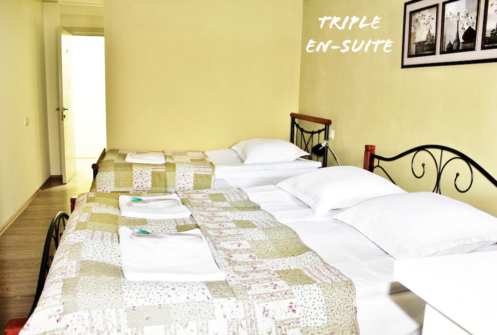 Comfort Triple Room, 1 Bedroom, Private Bathroom photo 2