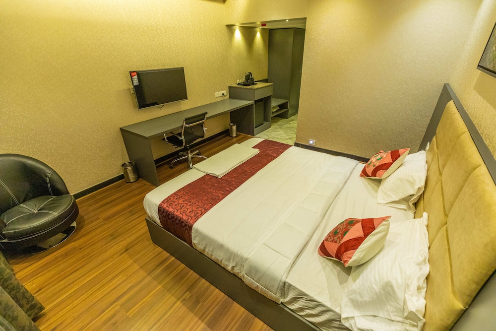 Superior Room, 1 King Bed photo 3