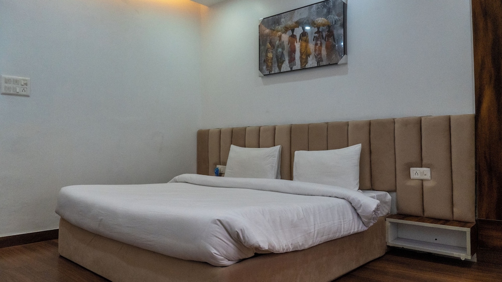 Club Suite with Balcony - Courtyard View