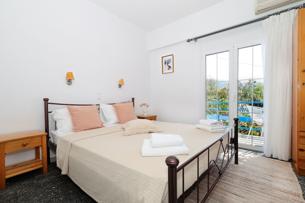Basic Double Room, 1 Double Bed, Partial Ocean View photo 2