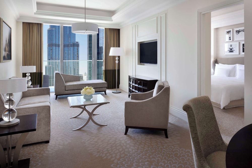 Premier Suite, 1 King Bed, City View (Premier Landmark View Club suite) photo 3