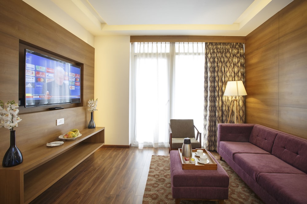 Junior Suite with Balcony - Photo 3
