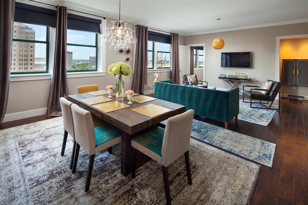Suite, 1 Bedroom - Photo 1