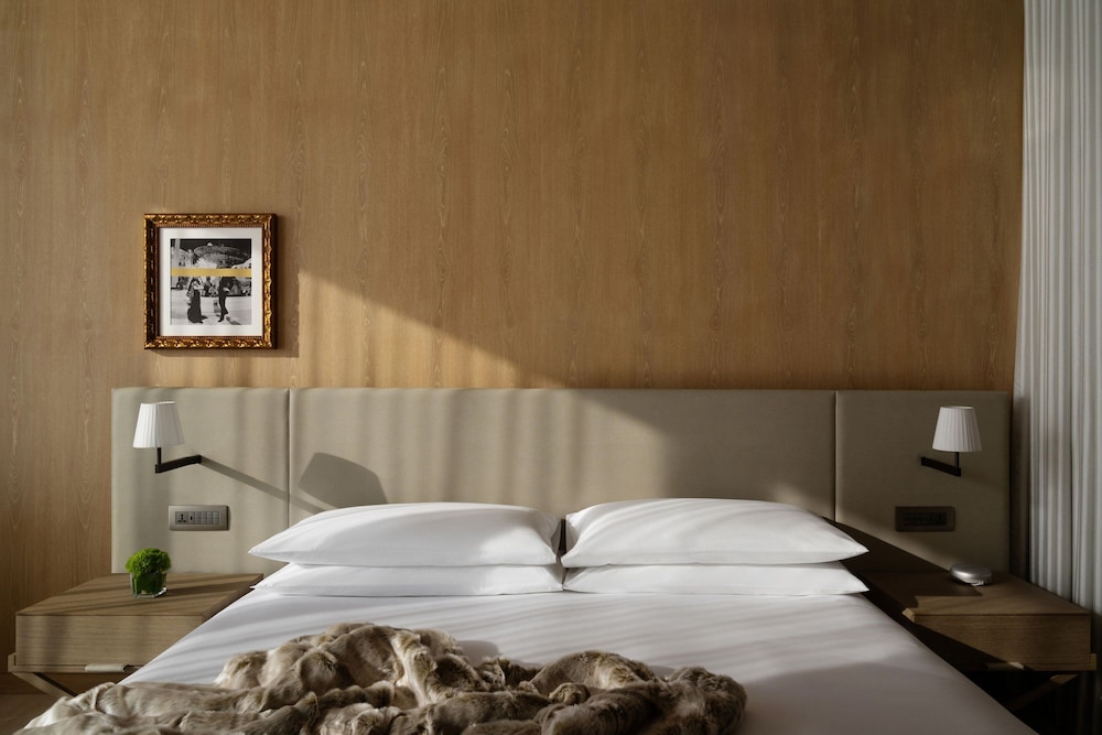 Room, 1 King Bed, Balcony - Photo 1