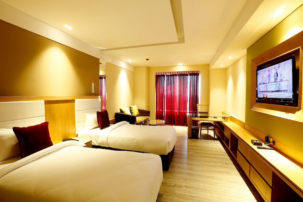 Deluxe Room, 1 King Bed, Private Bathroom, City View photo 3