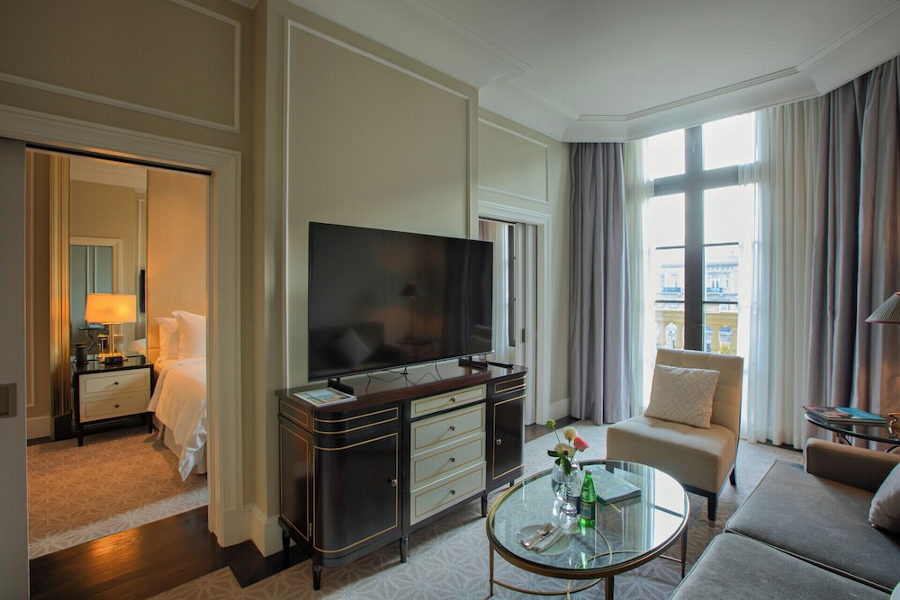 Executive Suite, 1 King Bed, Non Smoking, Park View - Photo 1