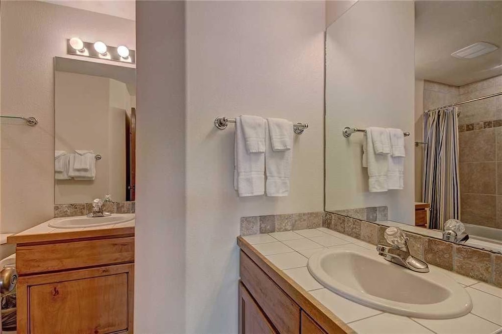 Classic Condo, 2 Bedrooms photo 2