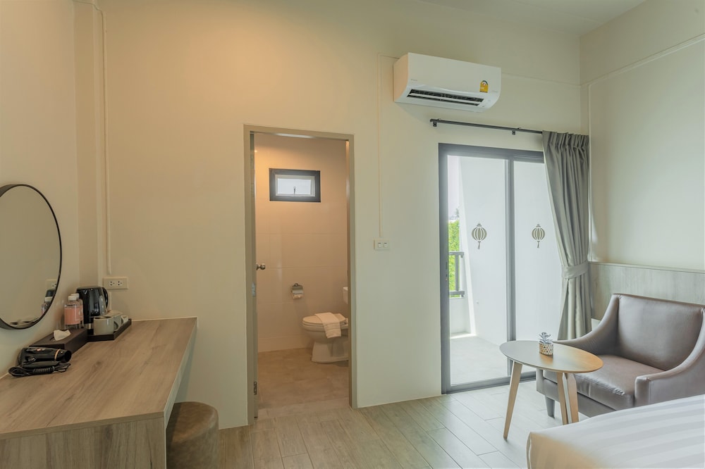 Standard Room, 1 King Bed, Ground Floor photo 2