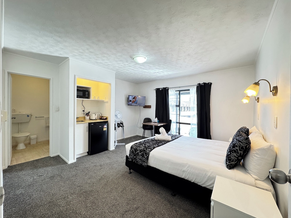 Ensuite Queen Bed Studio