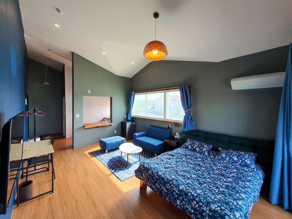 Room (201) photo 1