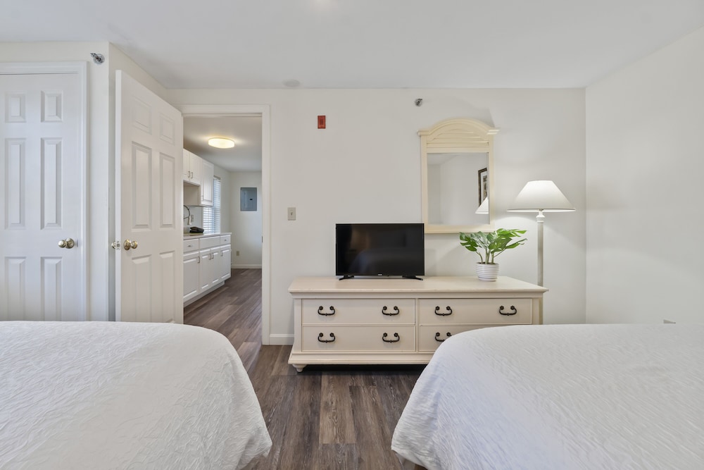 Suite, 1 Bedroom, Kitchenette, 1 King Bed OR 2 Queen Beds (Stairs Required) photo 1