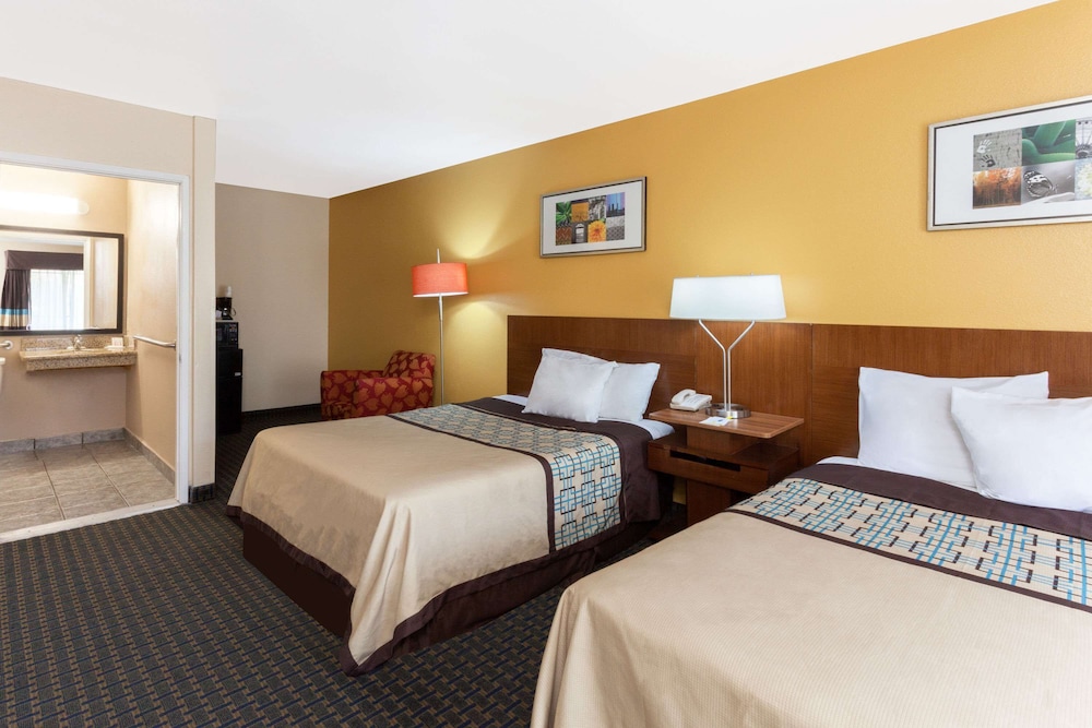 Room, 2 Queen Beds - Photo 1