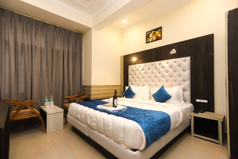 Queen room