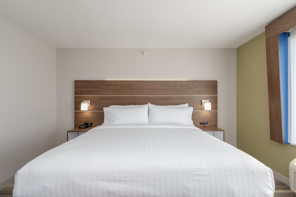 Suite, 1 King Bed - Photo 9