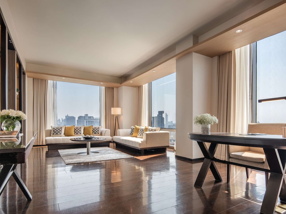 EXECUTIVE SUITE, Piano Club Privilege, 1 King Bed, Separate Living Room