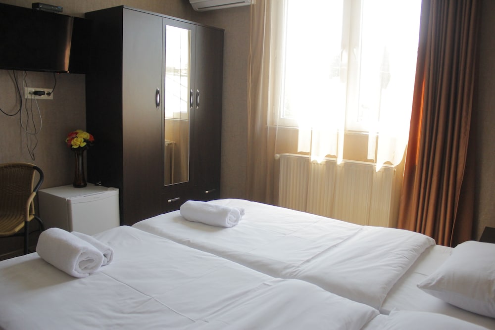 Economy Twin Room photo 3