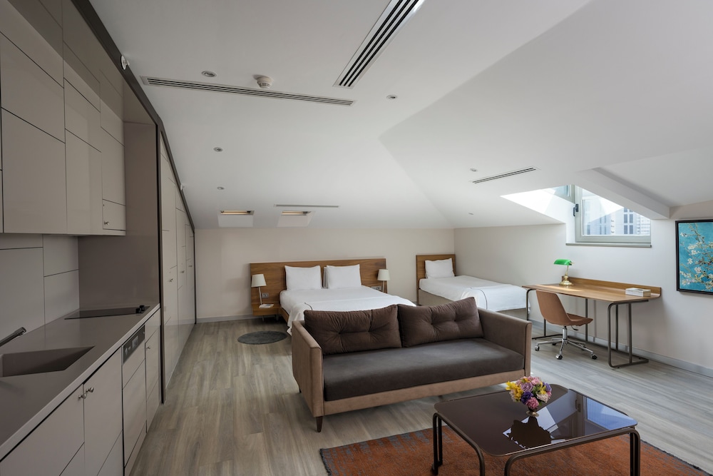 Deluxe Studio Suite, Multiple Beds, Kitchen photo 1