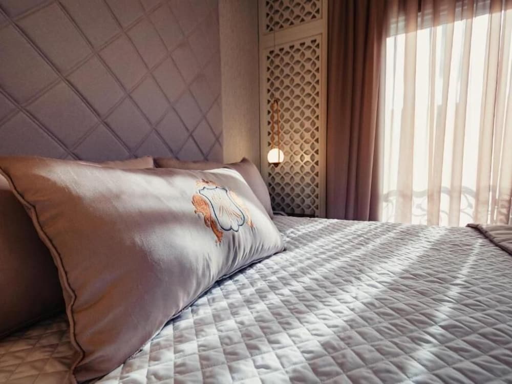 Master Suite Overlooking the Valley thumbnail 6