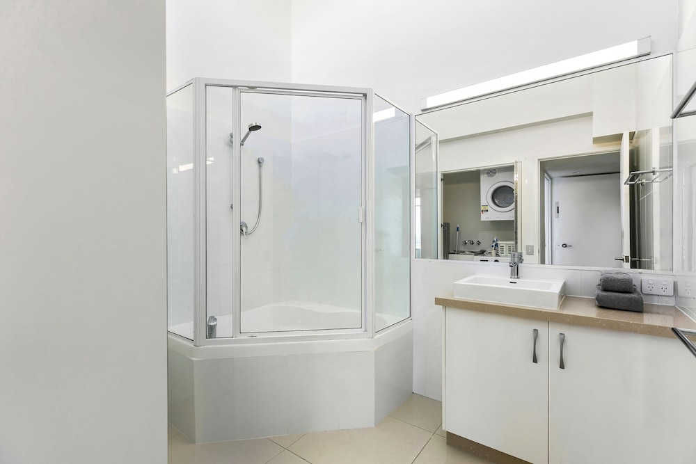 2 Bedrooms Top Level Mid Ocean View