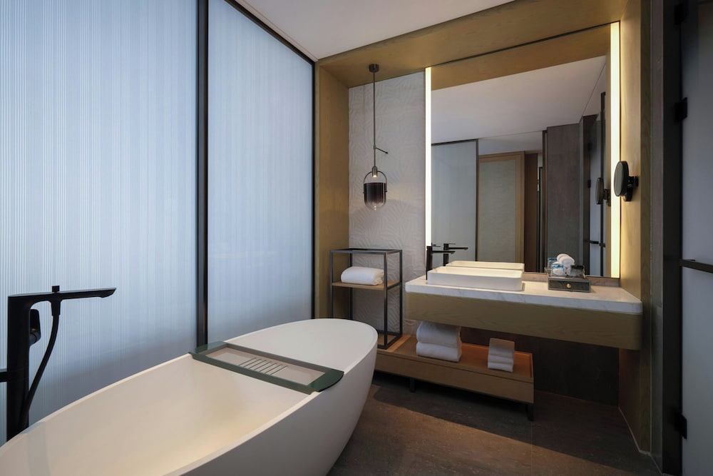 Premier Room, 1 King Bed, Balcony, Ocean View photo 2