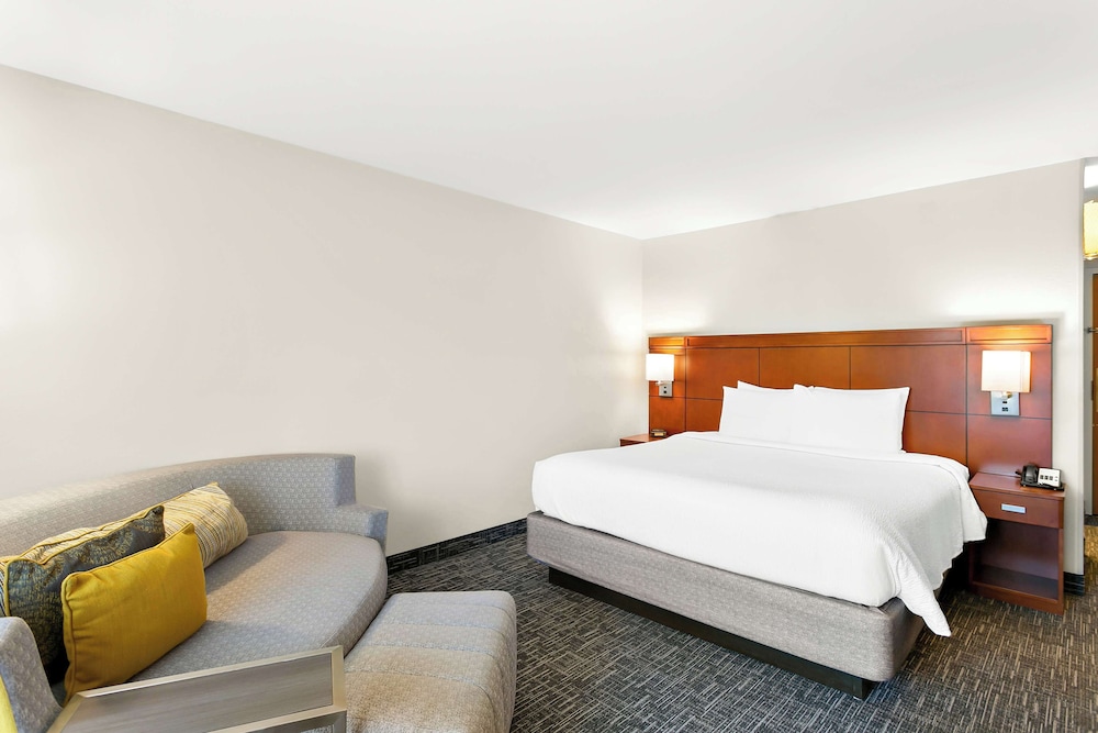 Deluxe Room, 1 King Bed With Sofa Bed - Photo 1