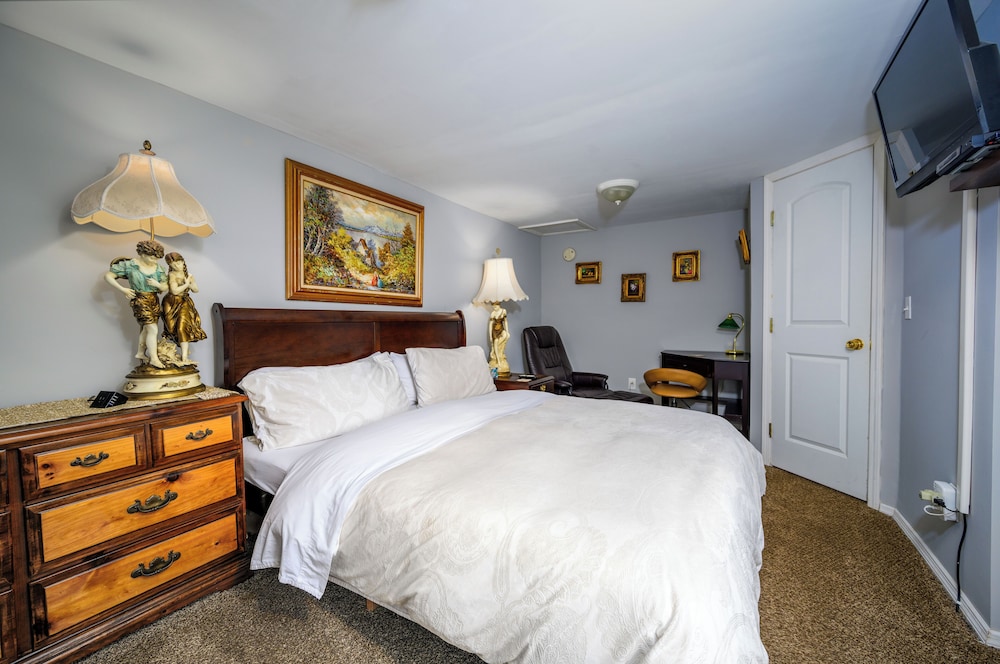 Americana - 1 King Bed, Private Bathroom, Mountain View photo 3