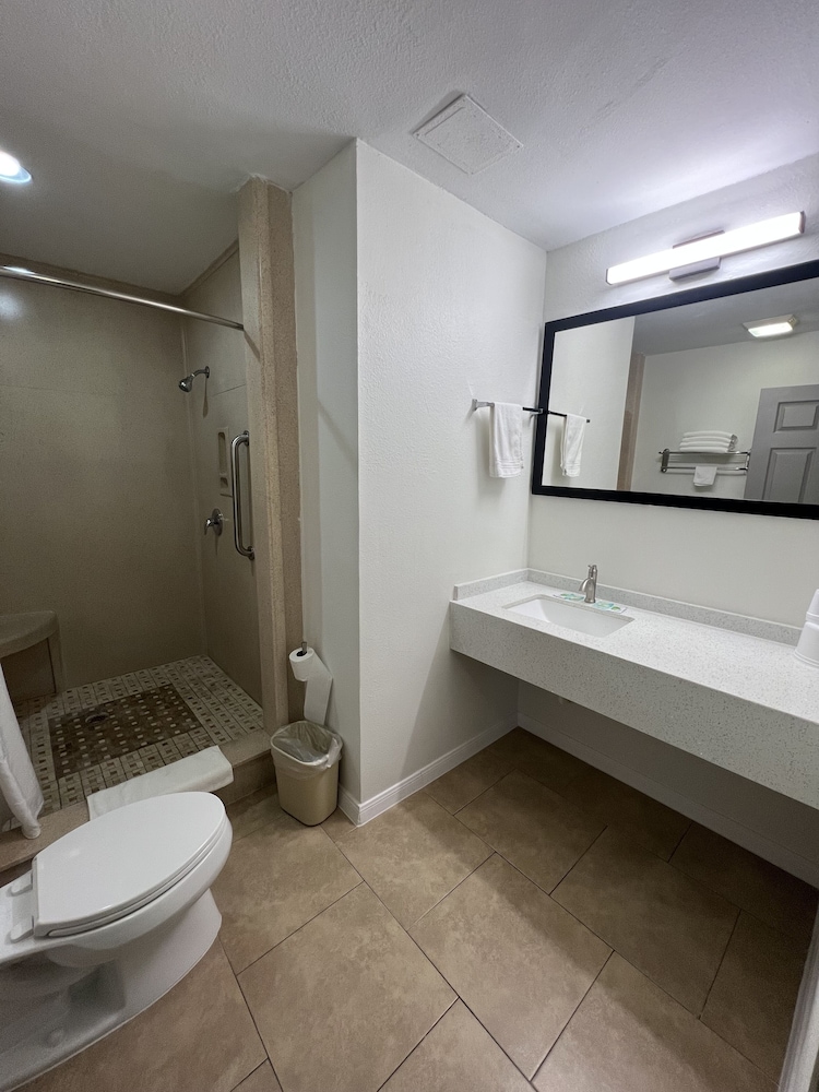 Suite (1 King and 1 Queen bed) - Photo 5