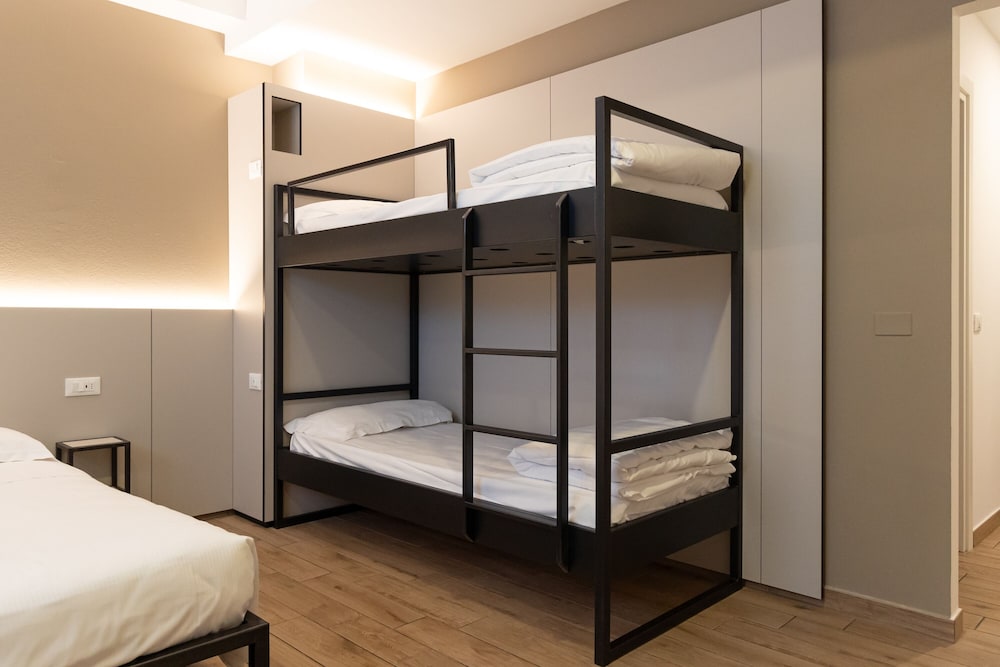 Economy Quadruple Room, Multiple Beds photo 2