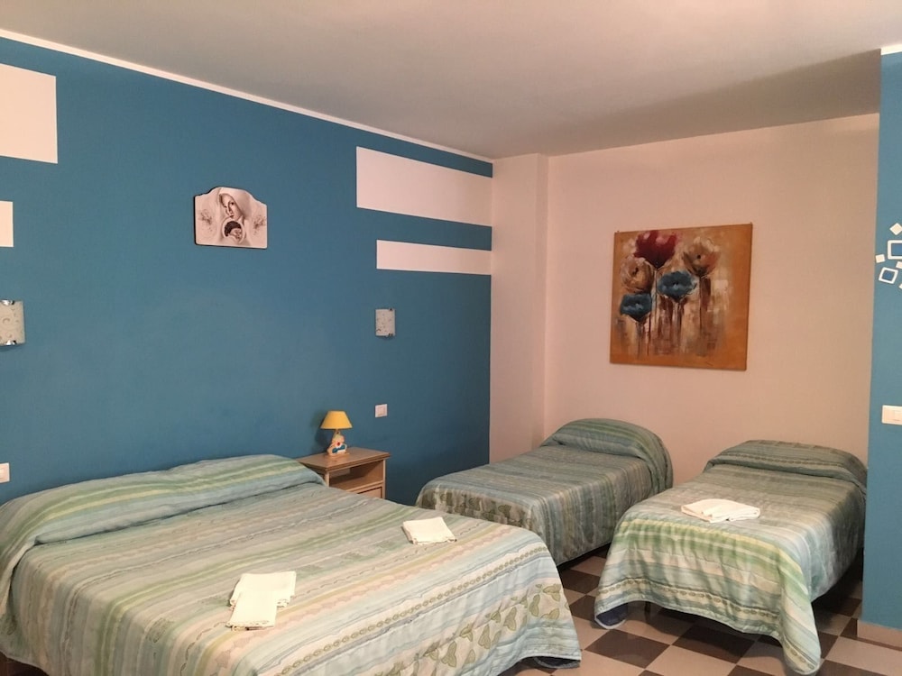 Basic Quadruple Room, Ensuite photo 1