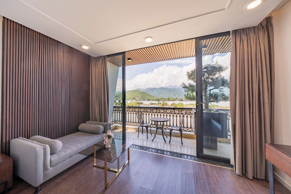 Studio with Balcony & Kitchenette - Photo 10