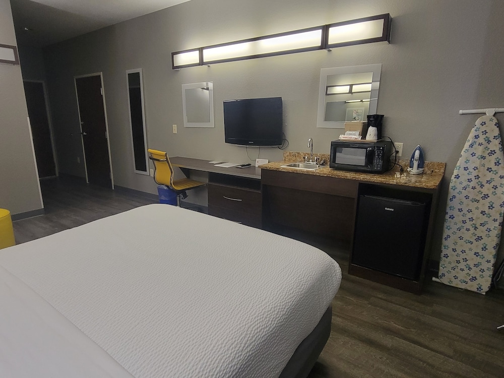 Studio Suite, 1 Queen Bed, Accessible, Non Smoking (Mobility) photo 2