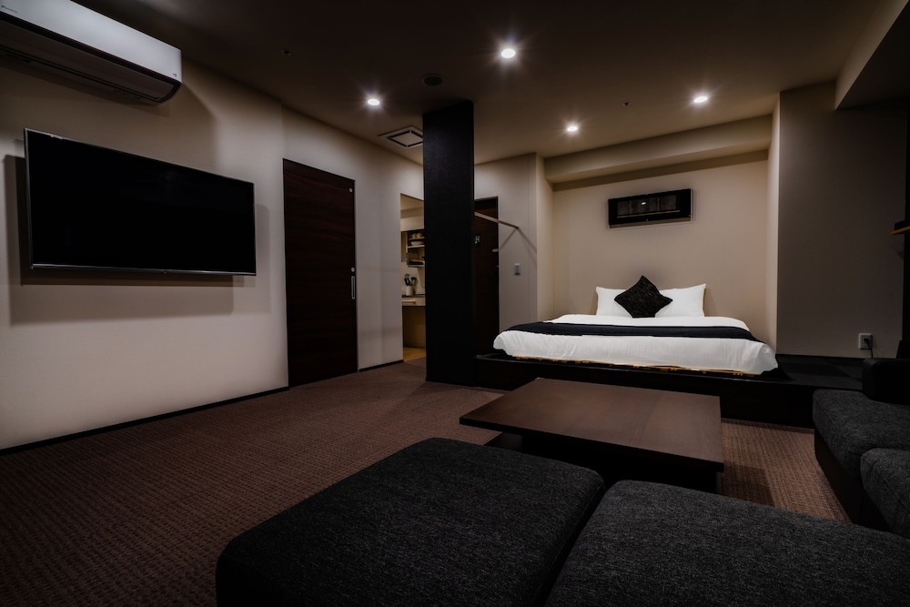 Premium Penthouse, 1 Queen Bed, Hot Tub, City View