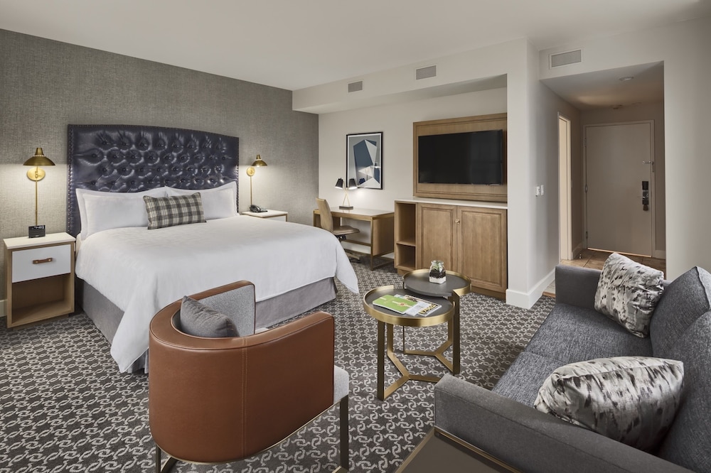 Deluxe Room, 1 King Bed, Corner photo 2