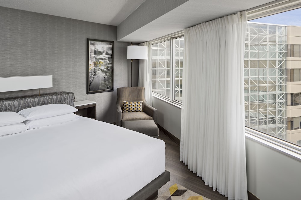 Panoramic Suite, 1 King Bed - Photo 3