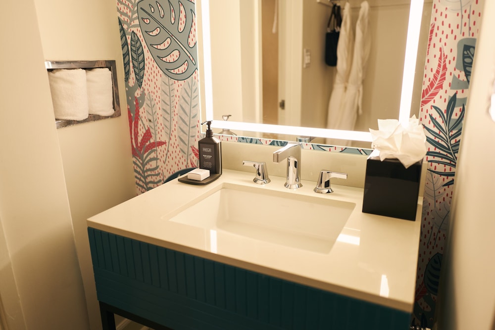 Executive Room, 1 King Bed, Non Smoking, Pool Access photo 2