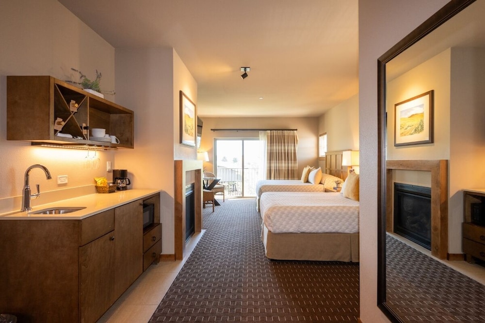 Mountain View Queen Queen Suite