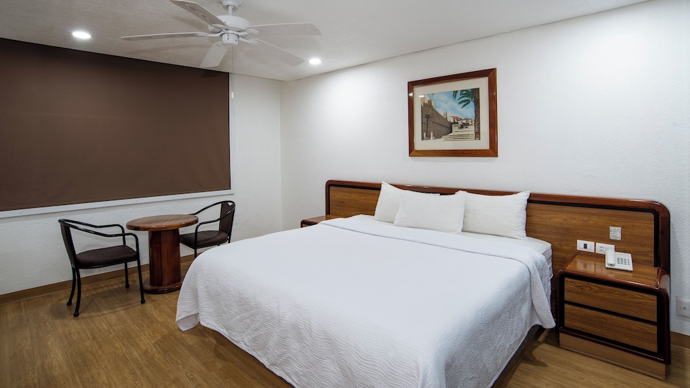 Standard Room, 1 King Bed - Photo 1
