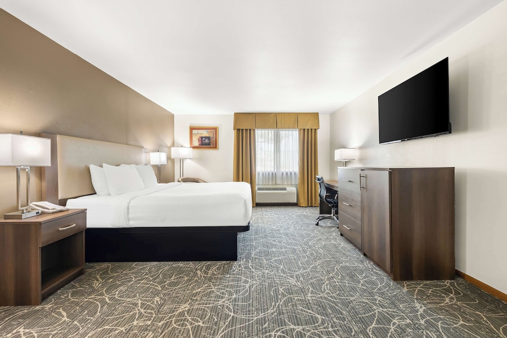 Suite, 1 King Bed, Non Smoking, Jetted Tub - Photo 2