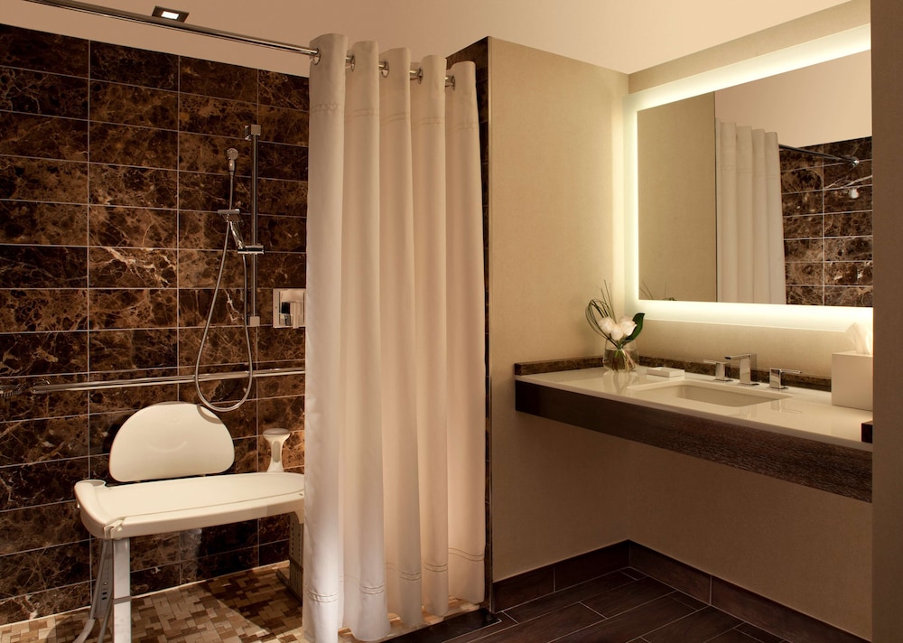 Room, 2 Double Beds, Accessible, Bathtub - Photo 5