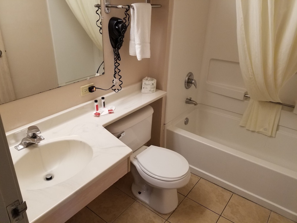 Room, 2 Queen Beds - Photo 4