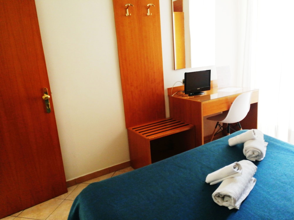 Standard Double Room - Photo 4