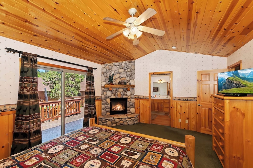 Signature Cabin, 3 Bedrooms, Fireplace, Mountain View photo 3