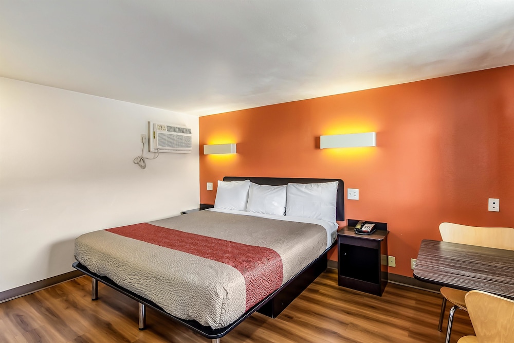 Deluxe Room, 1 King Bed, Smoking, Hot Tub - Photo 6