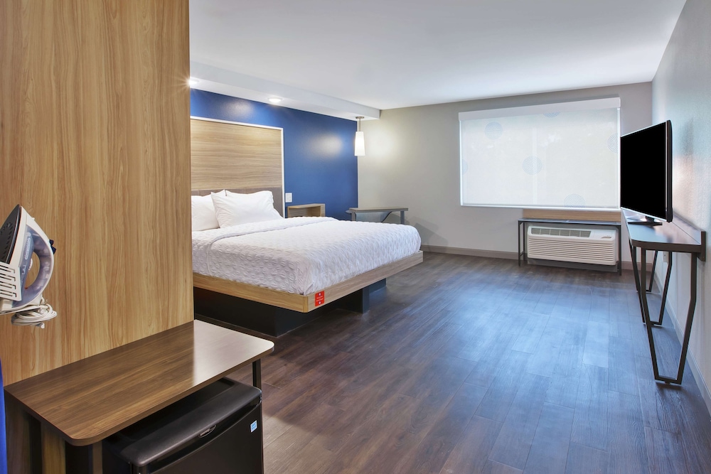 Room, 1 King Bed, Accessible, Bathtub photo 3