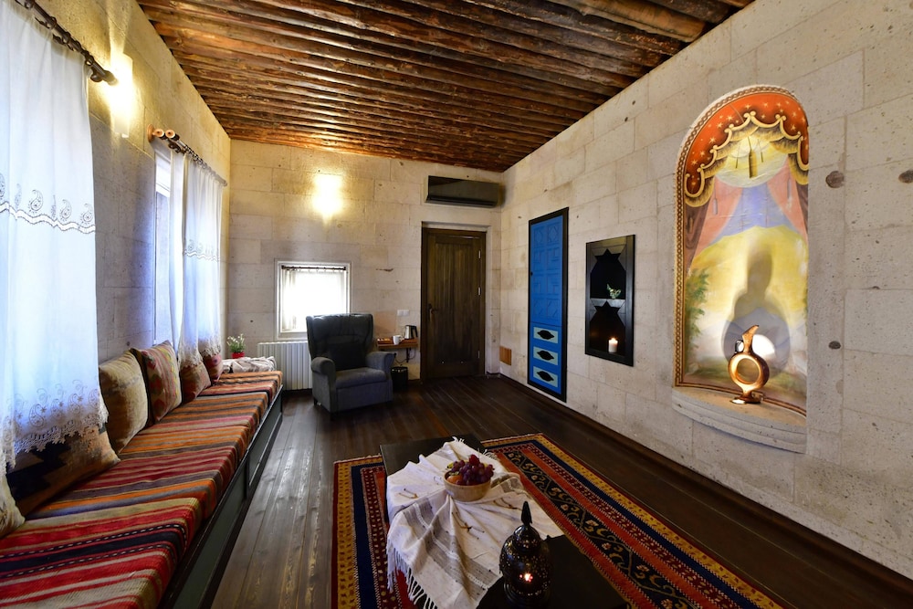 Deluxe Suite - Photo 19