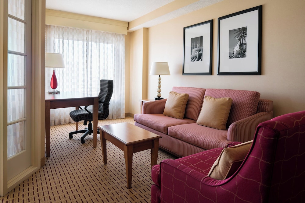 Suite, 1 King Bed with Sofa bed - Photo 3